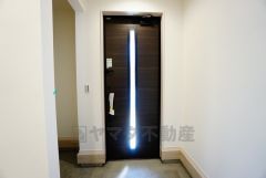 同仕様写真。たっぷり収納できるシューズボックスです。家族全員の靴がきれいに整頓できます。棚の上にお花や写真を飾っても良いですね。