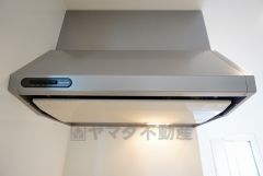 同仕様写真。調理により発生する油煙や臭いを吸い込み、屋外へ排気してくれます。