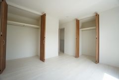 住む人のこだわりを活かす洋室＾＾日当たりがよく、寝室としての利用もおすすめ。広めのクローゼットもあり荷物もすっきり片付けれ、ゆとりのある暮らしが出来ます＾＾