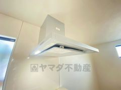 調理により発生する油煙や臭いを吸い込み、屋外へ排気してくれます。