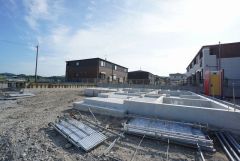 コンビニ・ドラッグストア徒歩6分。メガドンキ徒歩7分。お庭付きで楽しみが広がります＾＾