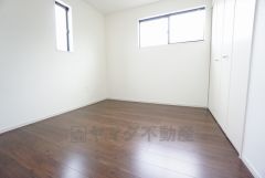 2面採光を確保した明るい室内は、風通しも良く、大変居心地の良い空間となっております。爽やかな風を感じて起きる朝は、快適生活の始まりに。