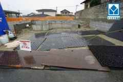 シンプルでいつまでも飽きのこないデザインが周囲の環境に調和し、どんなご家族にもフィットするデザインです。