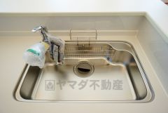同仕様写真。広々とした凸型シンクに洗剤ポケットを標準装備。大きなお鍋など洗いやすいです。洗剤や石鹸、スポンジもすっきりできる収納付き。