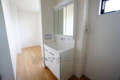 三面鏡つき洗面台。収納も一体型になっているので、ドライヤーやヘアアイロンの置き場に困りませんね。