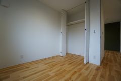 木目調のシンプルデザインで落ち着きと安らぎの空間に仕上げています。各部屋に収納が完備されているので、お荷物が多くなっても安心の設計です。