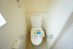 同仕様写真。温水洗浄機付トイレです。節水機能もあるので、安心して使えますね。もちろん、1階2階の2ヶ所にトイレがあるので、忙しい朝にもゆとりができますね。