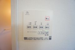 雨の日の洗濯も安心できる浴室暖房乾燥機付き浴室。リモコンで操作もボタン1つで簡単。 浴室暖房乾燥機には、暖房、乾燥、涼風、換気の4つの機能が付いています。タイマー付きです。