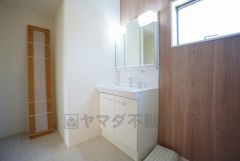 三面鏡つき洗面台。収納も一体型になっているので、ドライヤーやヘアアイロンの置き場に困りませんね。