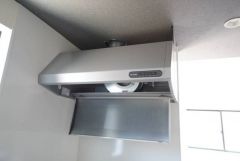 調理により発生する油煙や臭いを吸い込み、屋外へ排気してくれます。
