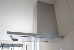 調理により発生する油煙や臭いを吸い込み、屋外へ排気してくれます。
