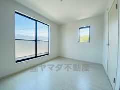 2面採光を確保した明るい室内は、風通しも良く、大変居心地の良い空間となっております。爽やかな風を感じて起きる朝は、快適生活の始まりに。