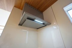 調理により発生する油煙や臭いを吸い込み、屋外へ排気してくれます。
