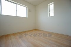 同仕様写真。2面採光を確保した明るい室内は、風通しも良く、大変居心地の良い空間となっております。爽やかな風を感じて起きる朝は、快適生活の始まりに。