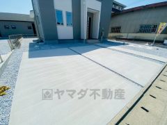 カースペースは停めやすい並列駐車4台付きで来客時も困りません＾＾ 前面道路は広々6.9ｍと駐車がスムーズ。