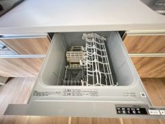 食事の後の手間を解消する食器洗い乾燥機を標準装備。手洗いよりも断然節約でき、節水で自然にもやさしいです。