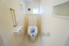 温水洗浄機付トイレです。節水機能もあるので、安心して使えますね。もちろん、1階2階の2ヶ所にトイレがあるので、忙しい朝にもゆとりができますね。