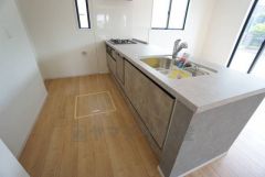 対面式カウンターキッチンでお子様の様子が見守れます。カウンタートップは耐熱性に優れており、日ごろのお掃除もふき取るだけでＯＫ。ステンレスシンクも簡単にお掃除できますよ。