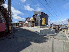 前面道路は、大型車の通行がほとんどなく、騒音や振動が少ないので静かで快適な生活を送れます。