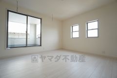 同仕様写真。住む人のこだわりを活かす洋室＾＾日当たりがよく、寝室としての利用もおすすめ。広めのクローゼットもあり荷物もすっきり片付けれ、ゆとりのある暮らしが出来ます＾＾