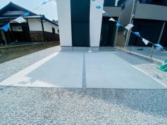 カースペースは停めやすい並列で2台分駐車できます＾＾ 前面道路は交通量が少なく小さなお子様がいるご家庭も安心です＾＾