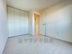 明るい洋室です。ナチュラル色のフローリングで開放的な優しい雰囲気になっています＾＾ベッドや机、ＴＶを置いてもゆとりのある広さです。