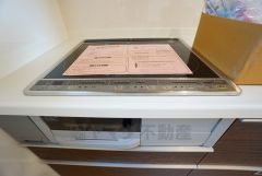 お手入れのしやすいIHクッキングヒーターです。 3口コンロなので、効率よくお料理が楽しめます。毎日のお料理も楽しくなりますね＾＾