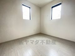 2面採光を確保した明るい室内は、風通しも良く、大変居心地の良い空間となっております。爽やかな風を感じて起きる朝は、快適生活の始まりに。