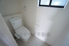 ウォシュレット付トイレです。節水機能もあるので、安心して使えますね。もちろん、1階2階の2ヶ所にトイレがあるので、忙しい朝にもゆとりができますね。