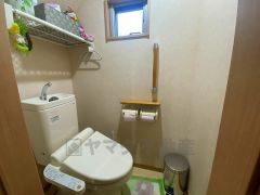 温水洗浄機付トイレです。節水機能もあるので、安心して使えますね。もちろん、1階2階の2ヶ所にトイレがあるので、忙しい朝にもゆとりができますね。