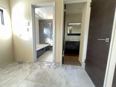 1日の疲れを癒すくつろぎのバスルーム。足を伸ばしてもゆったりと入れるサイズです。お子様と一緒にお風呂に入っても狭くないですね^^