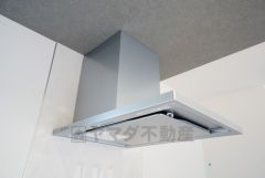 同仕様写真。調理により発生する油煙や臭いを吸い込み、屋外へ排気してくれます。
