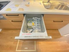 家事の時間が短縮できる食器洗浄乾燥機付。後片付けもラクラクです。 食器を洗う手間が減るので家族とのコミュニケーションの時間や自分の時間が増えますね。