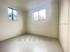 2面採光を確保した明るい室内は、風通しも良く、大変居心地の良い空間となっております。爽やかな風を感じて起きる朝は、快適生活の始まりに。