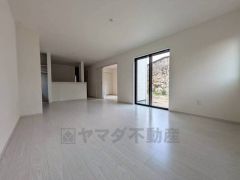 日射熱や紫外線を大幅カットする遮熱Low-e複層ガラス採用のリビング。陽当たり良好で、夏は涼しく、冬は暖かいので、いつでもご家族がくつろげる空間になっております。