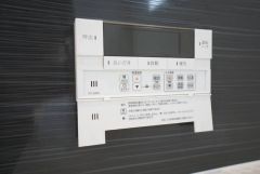 湯量・湯温の設定、そして保温までワンタッチのフルオートバス。便利な追い炊き機能付きです。