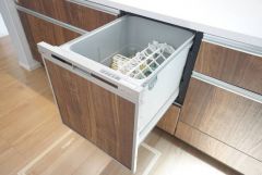 家事の時間が短縮できる食器洗浄乾燥機付。後片付けもラクラクです。 食器を洗う手間が減るので家族とのコミュニケーションの時間や自分の時間が増えますね。