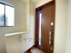 たっぷり収納できるシューズボックスです。家族全員の靴がきれいに整頓できます。棚の上にお花や写真を飾っても良いですね。