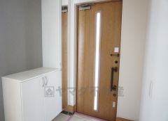 同仕様写真。たっぷり収納できるシューズボックスです。家族全員の靴がきれいに整頓できます。棚の上にお花や写真を飾っても良いですね。