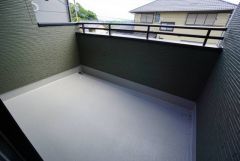陽当たりの良いバルコニーです。お洗濯やお布団干しはもちろん、日光浴スペースにも。足元は防水工事施工済です。