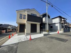 前面道路は広々5ｍ以上。駐車もスムーズにできます＾＾3方向道路に面しており日当たり風通しが良いです＾＾
