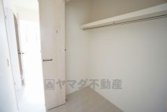 廊下収納。各居室に入りきらなった洋服や、趣味の道具入れなどに便利です＾＾