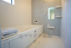 1日の疲れを癒すくつろぎのバスルーム。足を伸ばしてもゆったりと入れるサイズです。お子様と一緒にお風呂に入っても狭くないですね^^