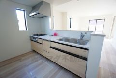 対面式カウンターキッチンでお子様の様子が見守れます。カウンタートップは耐熱性に優れており、日ごろのお掃除もふき取るだけでＯＫ。ステンレスシンクも簡単にお掃除できますよ。