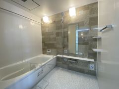 1日の疲れを癒すくつろぎのバスルーム。足を伸ばしてもゆったりと入れるサイズです。お子様と一緒にお風呂に入っても狭くないですね^^