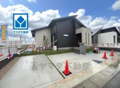 イオン穂波ショッピングセンターまで車で約10分（3.1ｋｍ）ショッピングなどに便利ですね＾＾