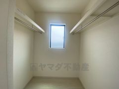 ハンガーパイプ付で散らかりがちな洋服類もきれいに整理できます。使用頻度が少ないものは枕棚の上に、足元には3段ボックスを置いて、フル活用できるクローゼットです＾＾