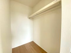 収納力豊富なウォークインクローゼット。 洋服や小物などを1箇所にまとめて美しい収納を実現します。