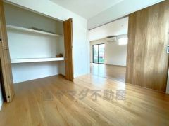 リビング隣の洋室です。各部屋に収納が完備されているので、お荷物が増えても安心の設計です。