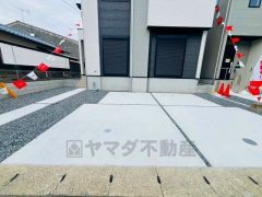 カースペースは並列2台分。 ご夫婦で1台ずつ所有出来ます＾＾ スーパー徒歩5分。コンビニ徒歩15分。ドラッグストア徒歩7分＾＾